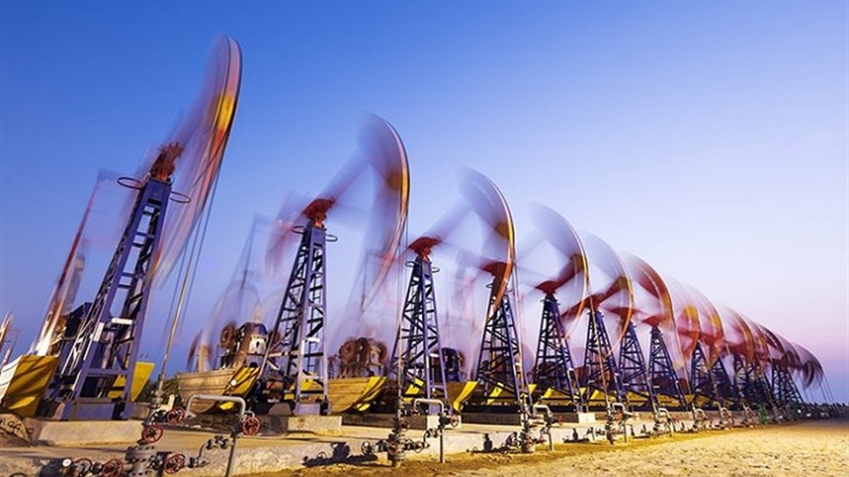النفط يتراجع قبيل بيانات نشاط التنقيب