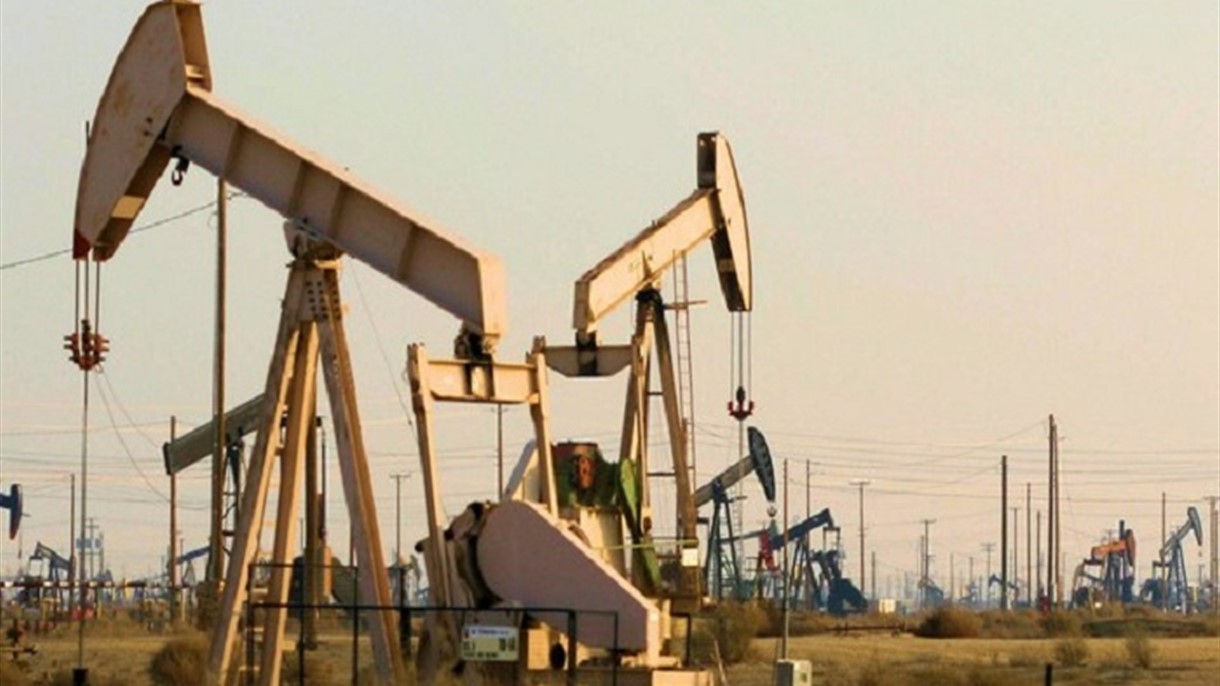 النفط يتراجع ويتجه لتحقيق خسائر شهرية
