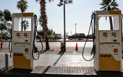 النفط يقفز 2% بعد ضربات أميركية في جنوب إيران