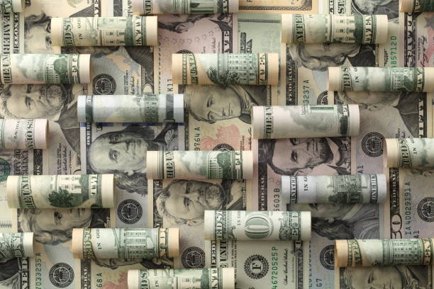 ارتفاع الدولار لأعلى مستوى منذ 13 شهراً
