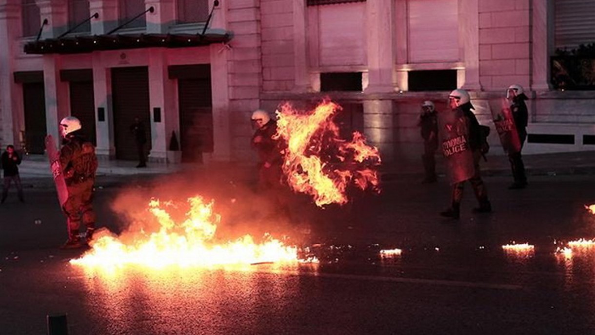 اليونان تُقرُّ اصلاحات في المعاشات وسط الاعتراضات