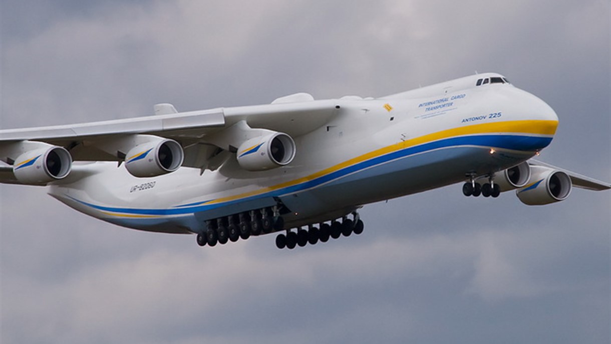 اضخم طائرة شحن في العالم تحطّ في مطار عربي