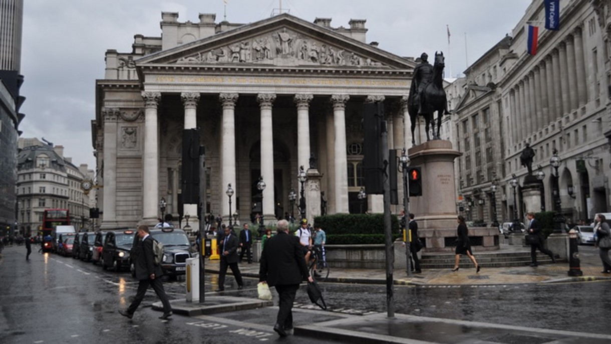 بنك إنجلترا يخفض معدل الفائدة