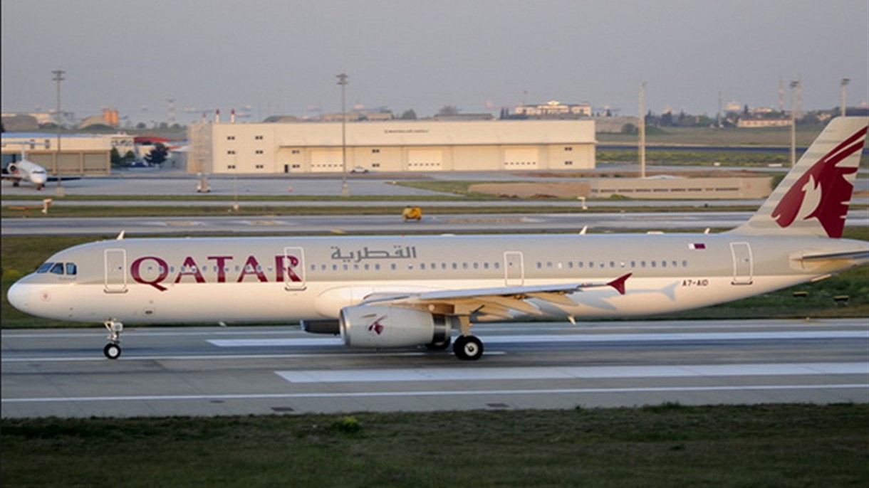 طائرة قطرية تهبط اضطراريا بعد اشتعال النار في محركها