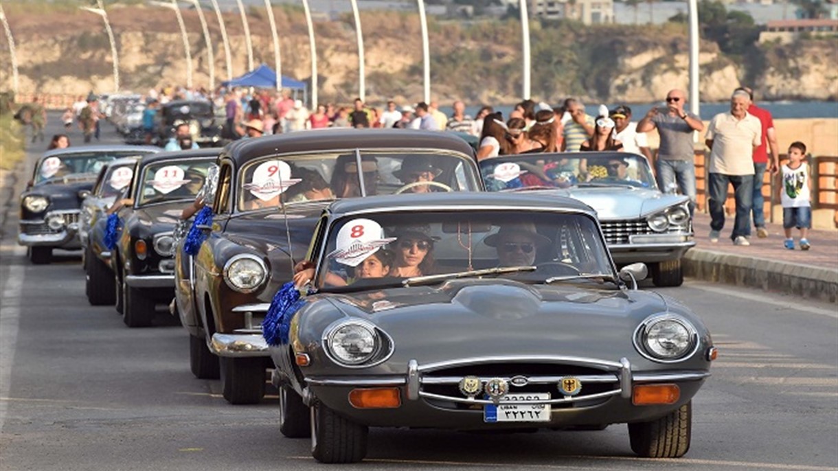 خمسون سيارة قديمة تُشعل ليالي الكورنيش في مهرجانات عمشيت