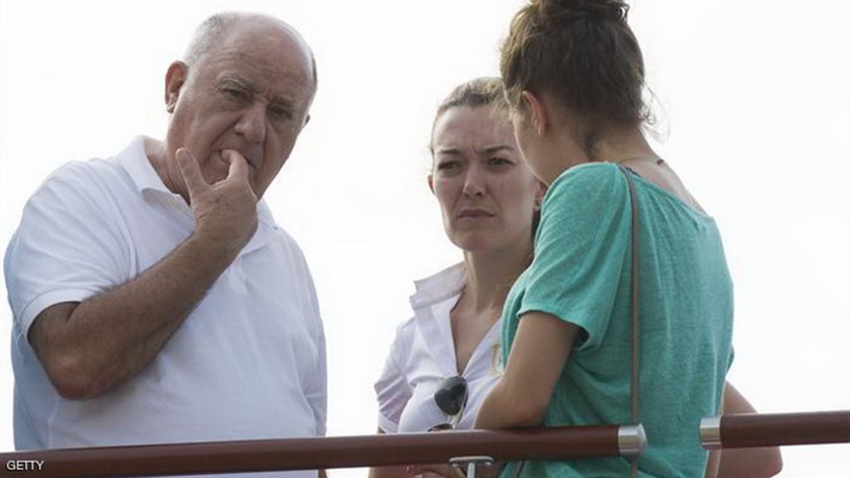 اصبح الأغنى في العالم لأنكم تشترون منه الملابس