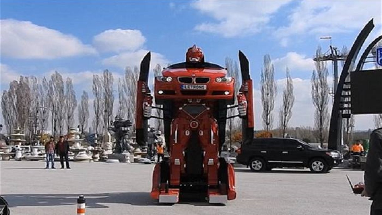 أتراك يصمّمون سيارة تتحوّل الى رجل آلي