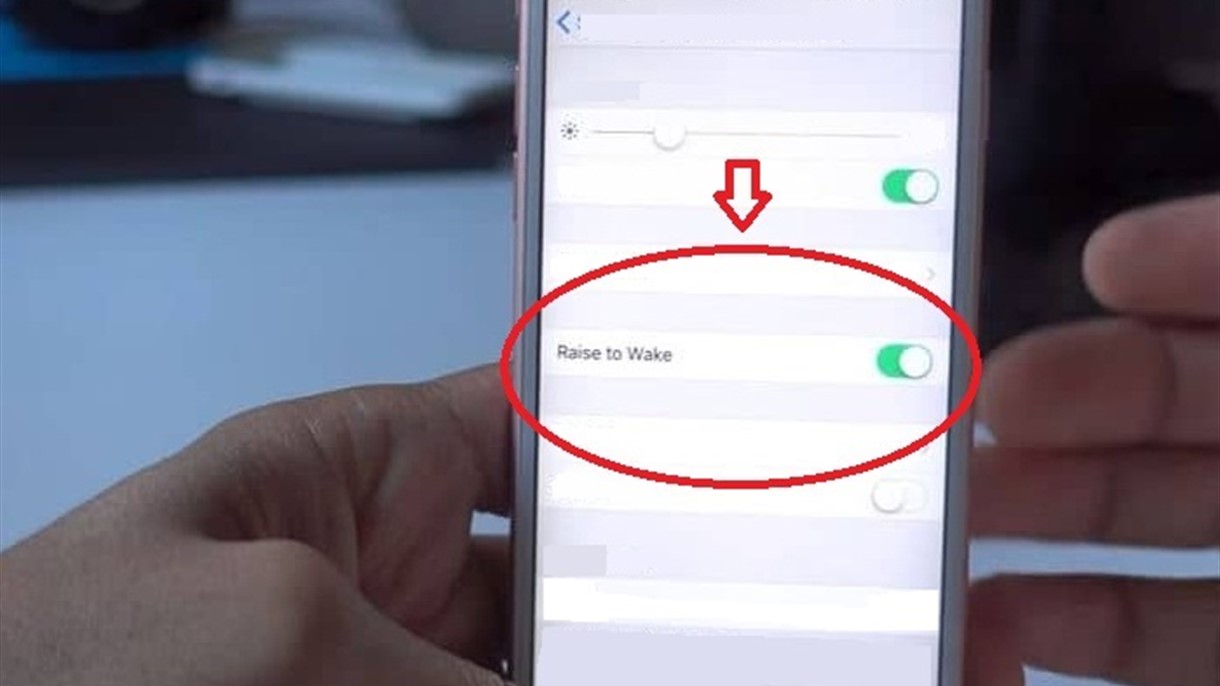 هكذا تجعلون شاشة الآيفون تضيء عند حمل الهاتف
