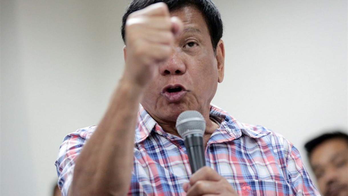 رئيس دولة يهدّد برمي الوزراء من الطائرة