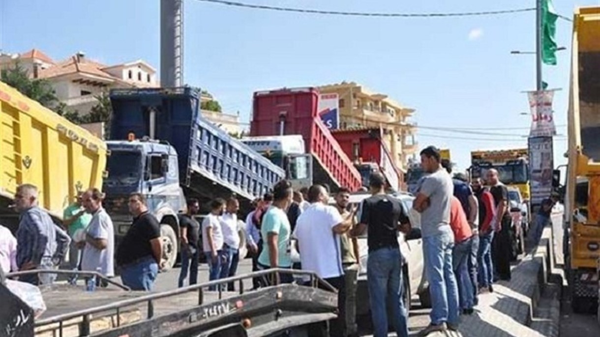 سائقو شاحنات الجنوب: اتركونا نعمل بحرية