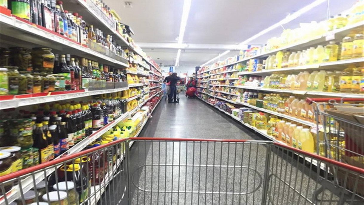 تجّار يرفعون الأسعار دون سبب... بلِّغوا عنهم