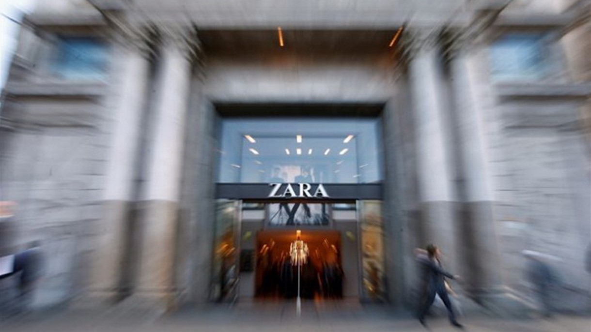 هجوم على مؤسس متاجر زارا بسبب مساعداته