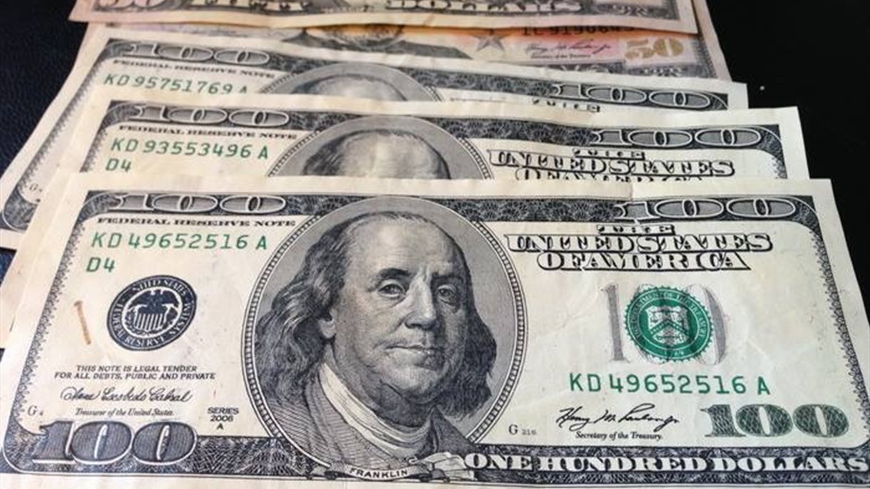 مطلوبون للعدالة ويزوّرون الدولارات