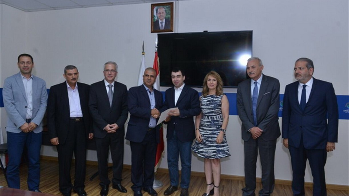 وزير الطاقة يسلم افادات السلامة العامة لنقل المحروقات