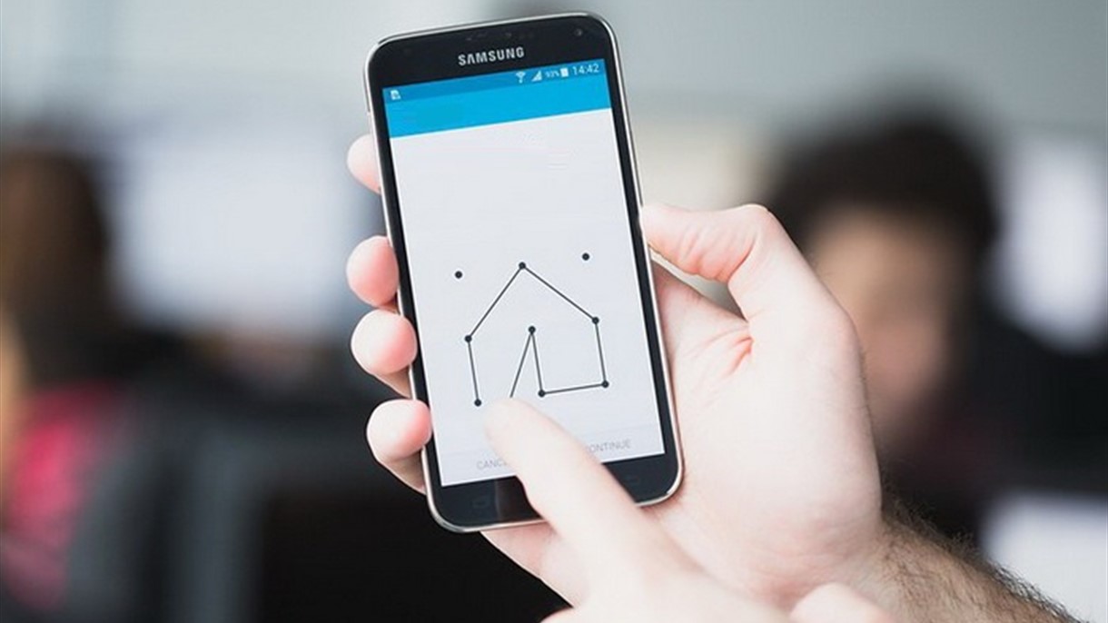 الى حاملي الهواتف .. انتبهوا ممن يقف قربكم