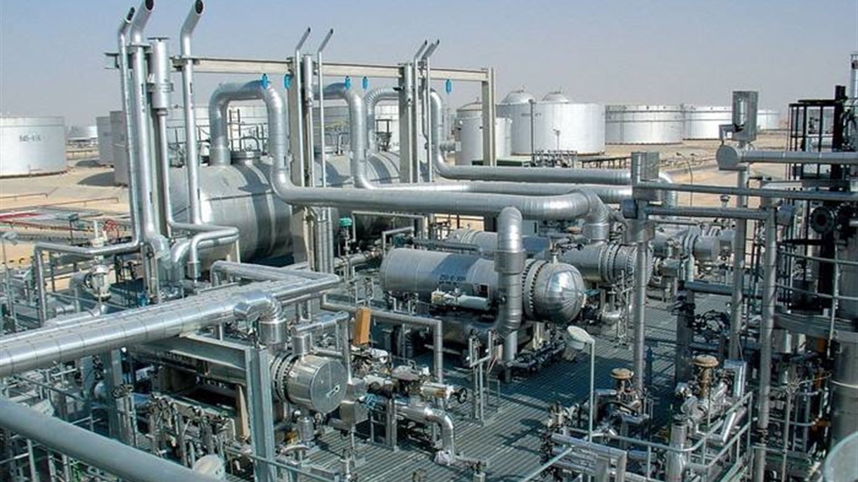 النفط يتأثر بالمخزونات الأميركية