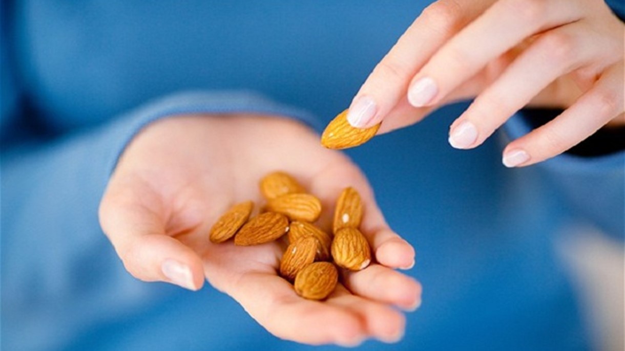 اللوز والفستق والفاكهة ضحايا