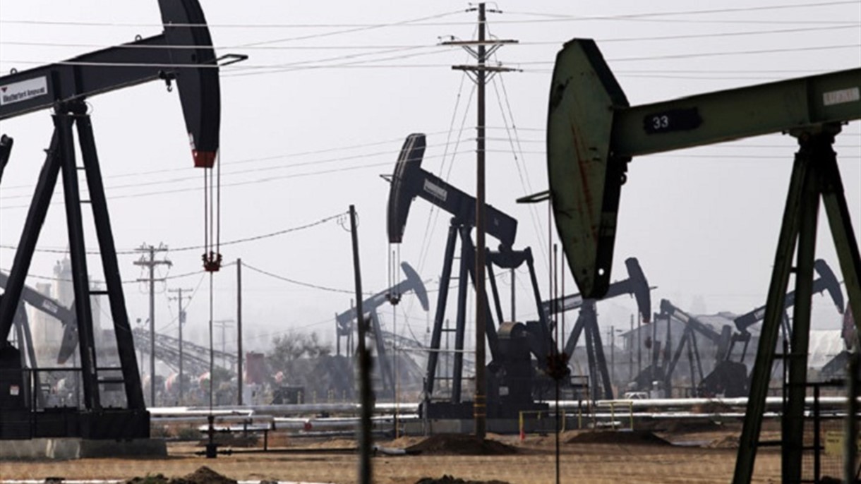 النفط يتراجع بانتظار ترامب