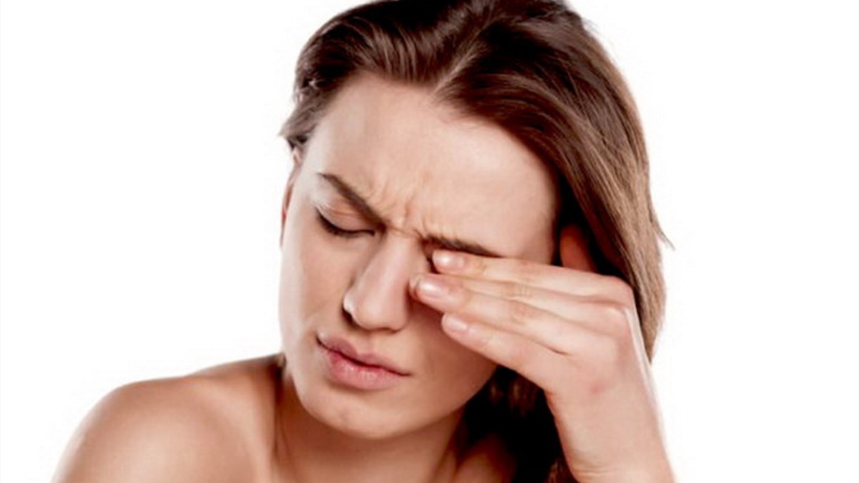 رفّة العين.. أسبابها وكيفية إيقافها