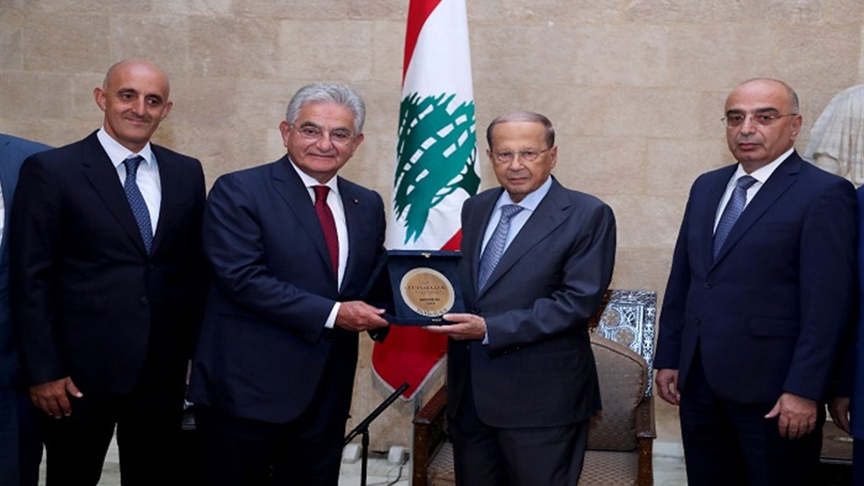 عون تسلم من بنك بيروت ميدالية بطولة آسيا للفوتسال