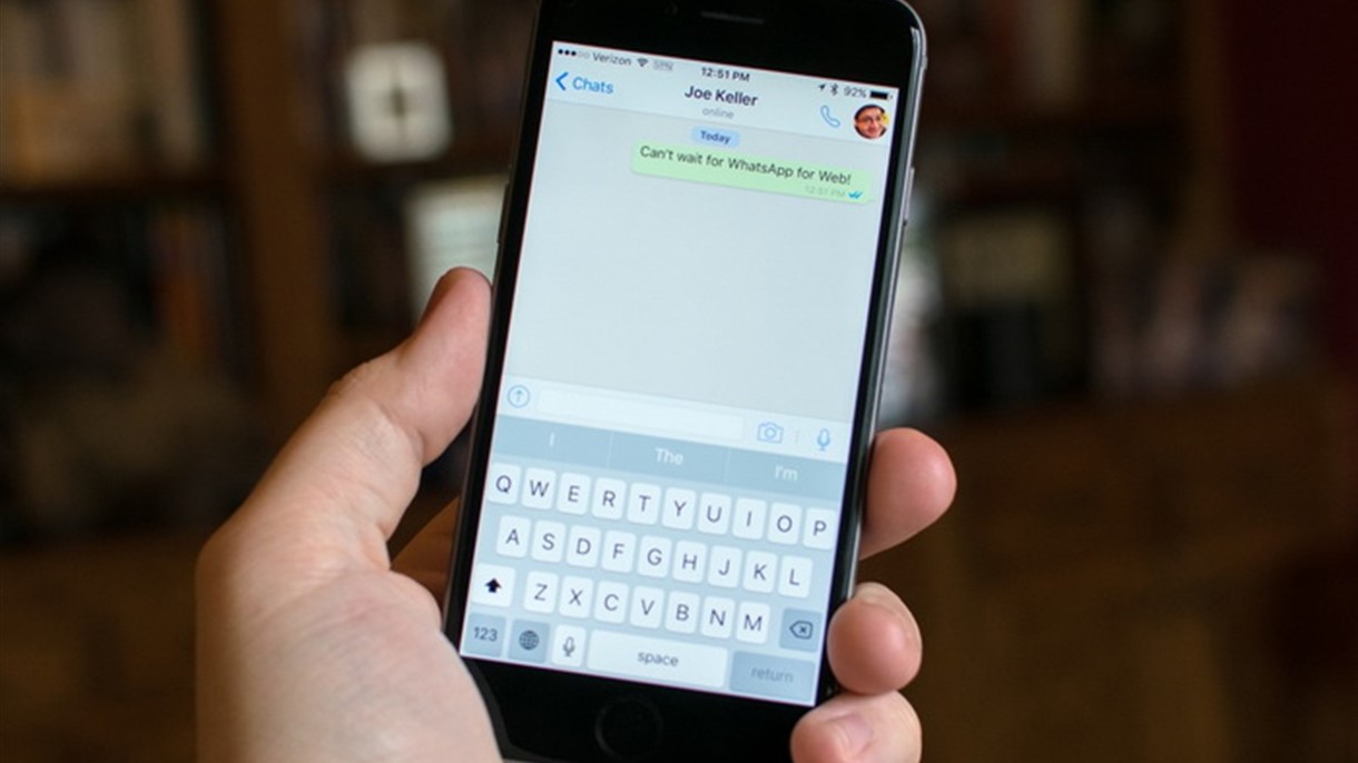بين واتساب و12.1 iOS الحق على من؟