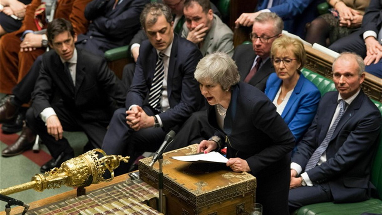 حكومة تيريزا ماي تفوز بالثقة