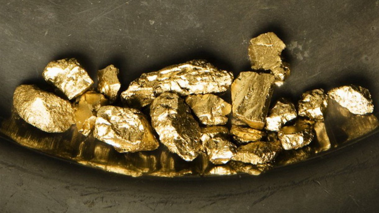 Золото 99 пробы. Переработка золота. Переработанное золото. Золото 99. Старая техника добывающая золото.