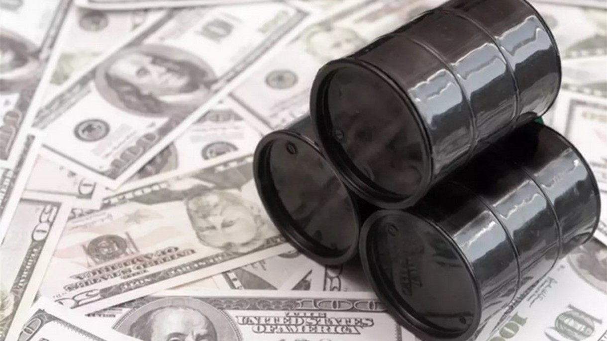 النفط يتخلى عن معظم المكاسب المسجلة خلال حرب أوكرانيا