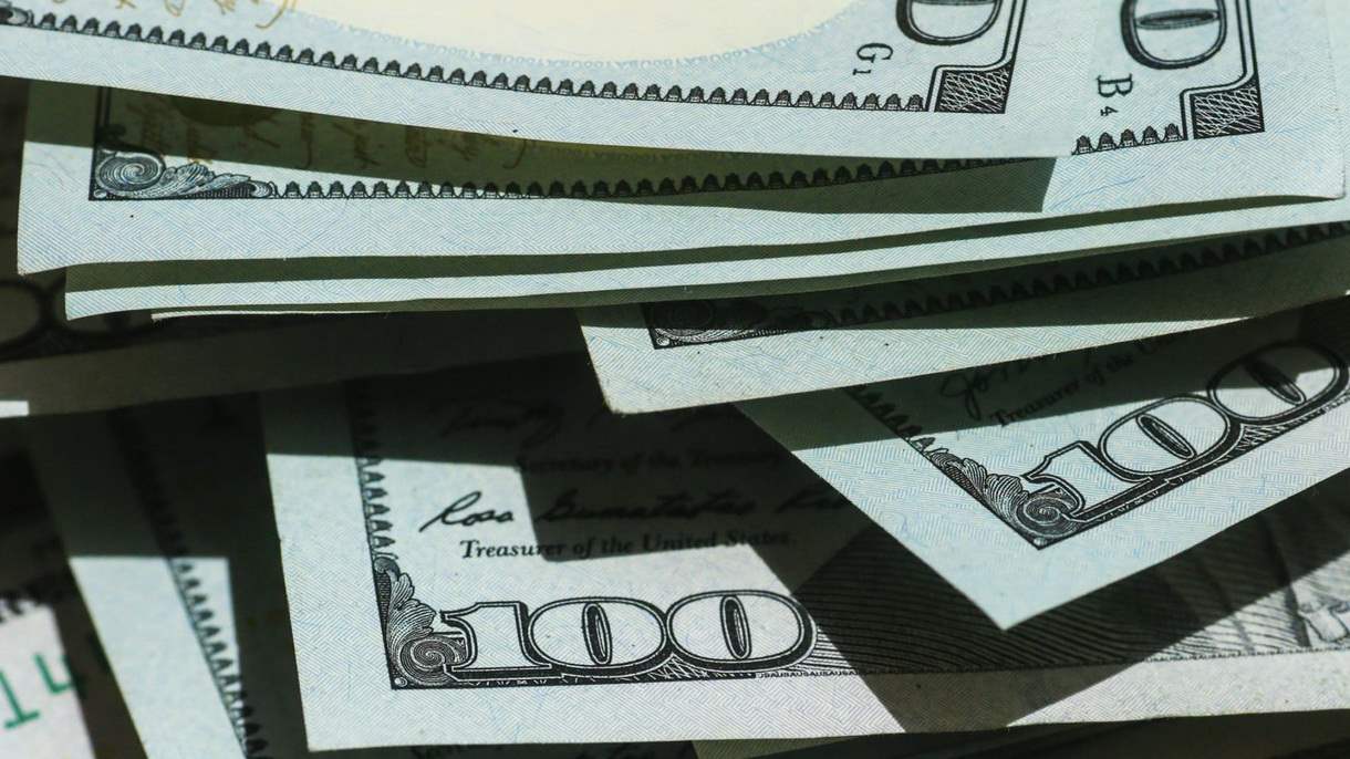 سعر صرف الدولار في السوق السوداء في 15 نيسان