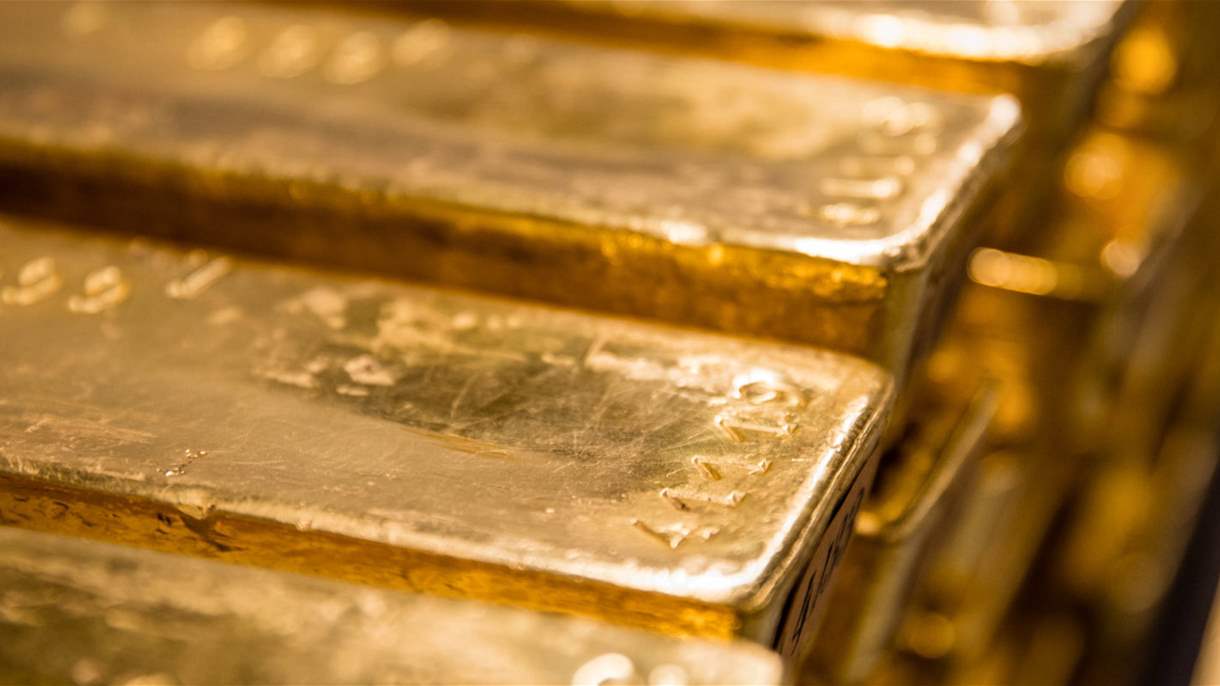 الدولار يدفع الذهب لأدنى مستوياته في أسبوعين