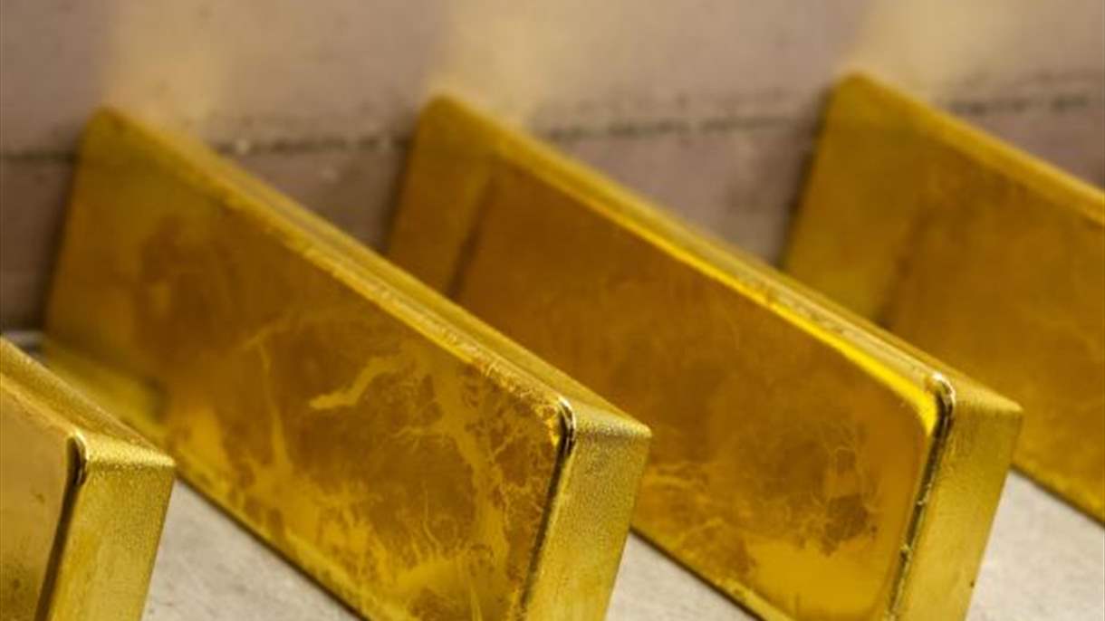 الدولار يدفع أسعار الذهب 