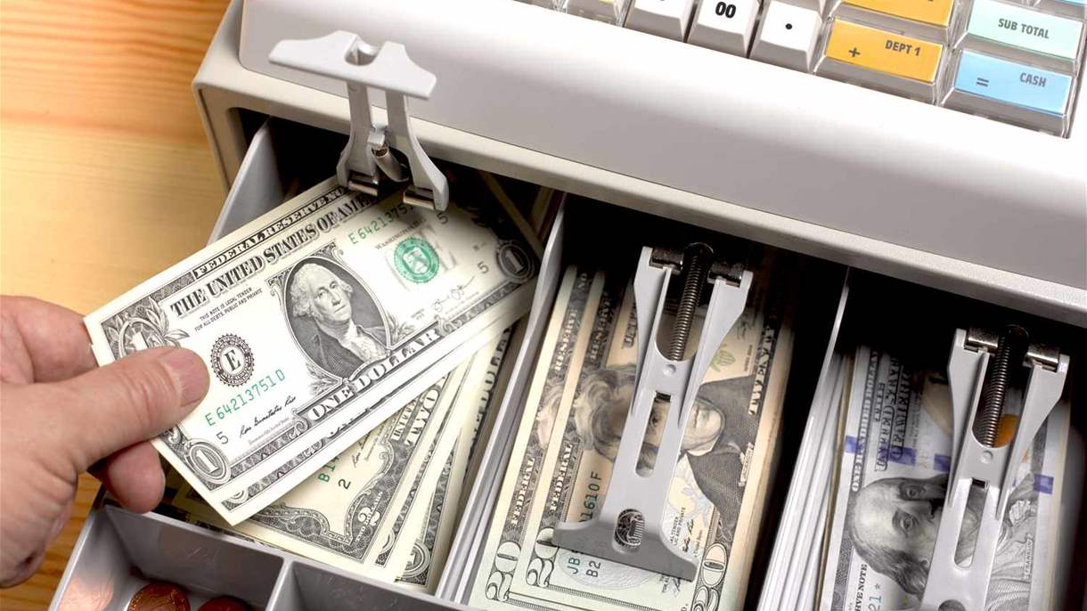 سعر صرف الدولار في السوق السوداء في 6 نيسان