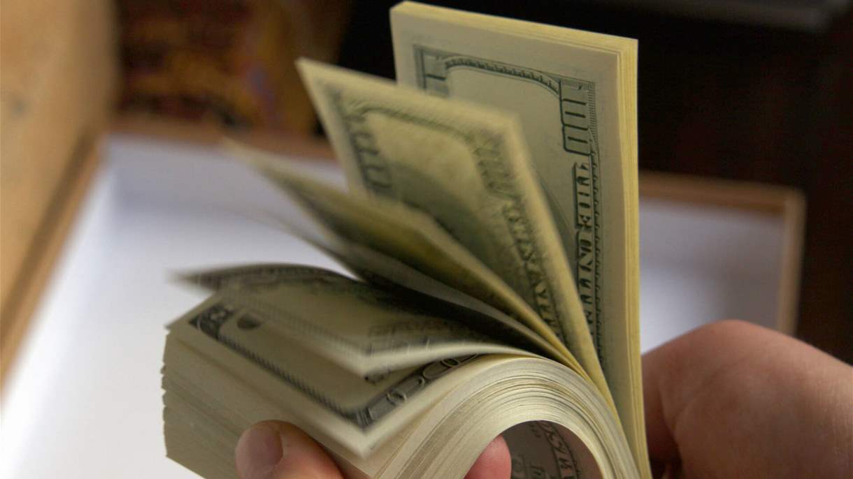 سعر صرف الدولار في السوق السوداء في 19 نيسان