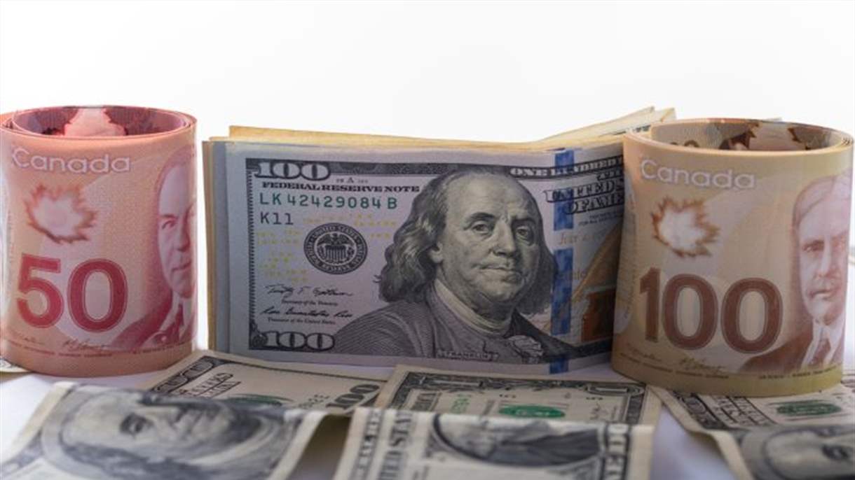 الدولار يلامس أعلى مستوياته في شهر