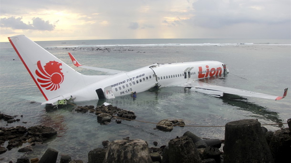 حاول انقاذ حياتك اذا سقطت الطائرة