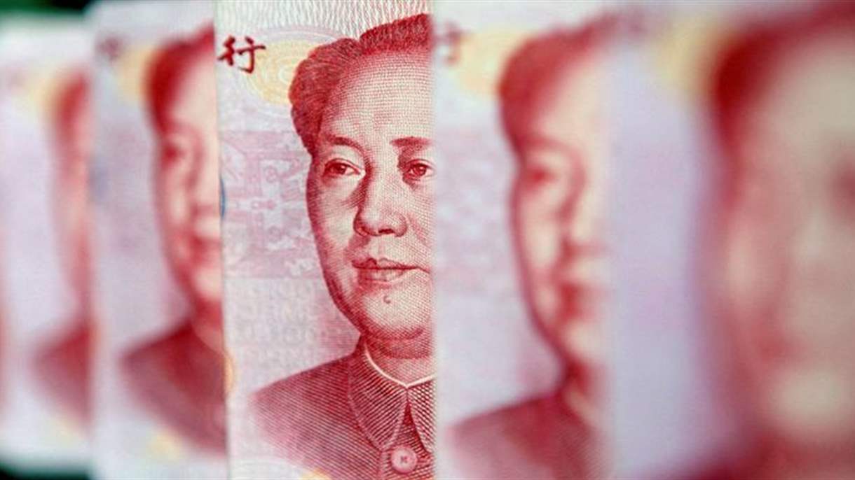 اليوان يلامس أدنى مستوى في أسبوع مقابل الدولار