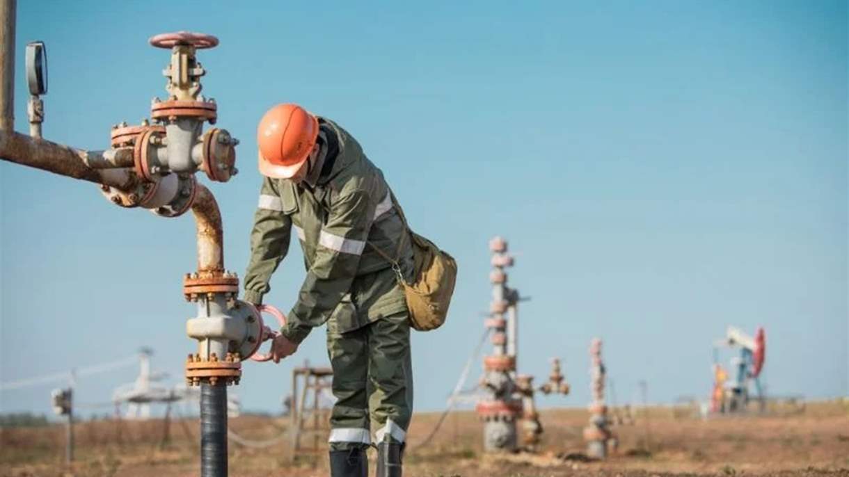 فائض المعروض يهبط بأسعار النفط 
