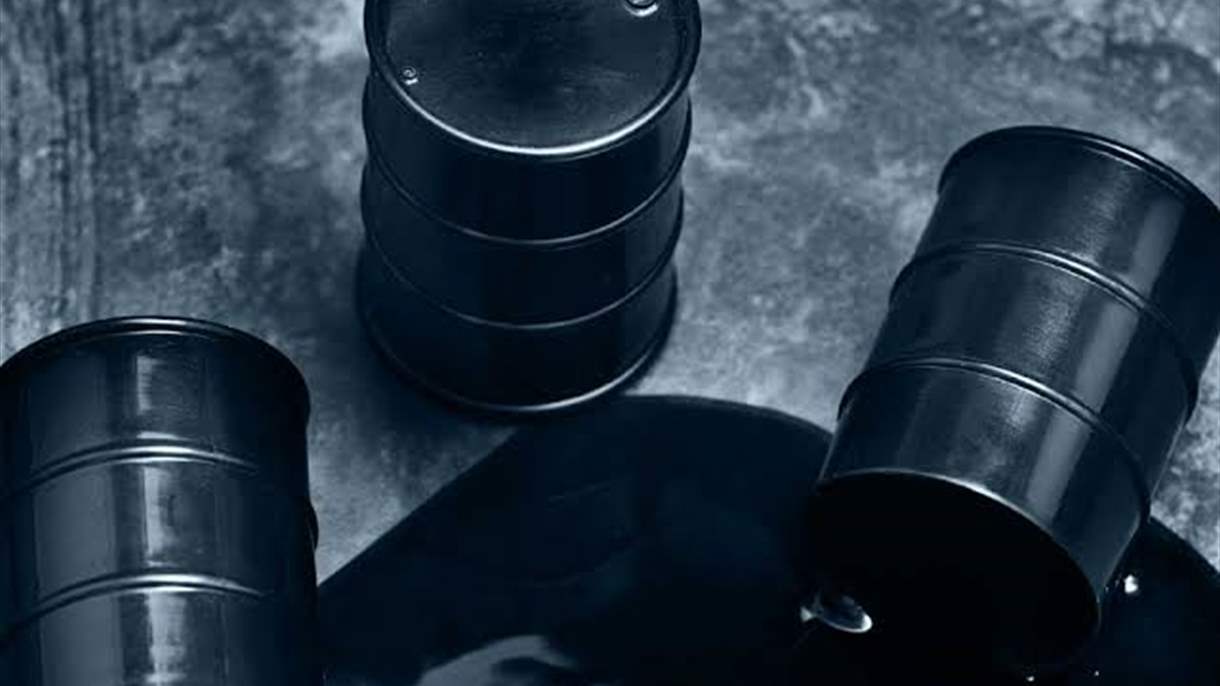 مخاوف فائض الإمدادات تهبط بأسعار النفط