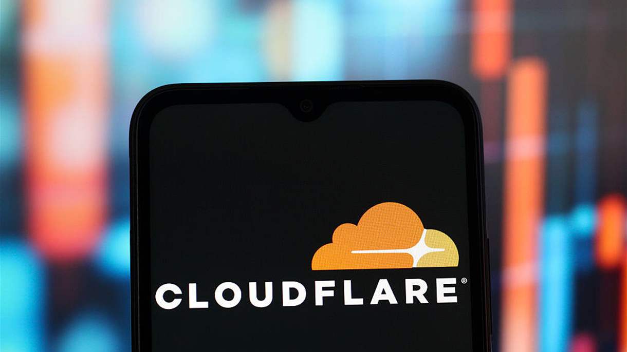 انقطاعات عالمية للمواقع والخدمات و Cloudflare تُحقق
