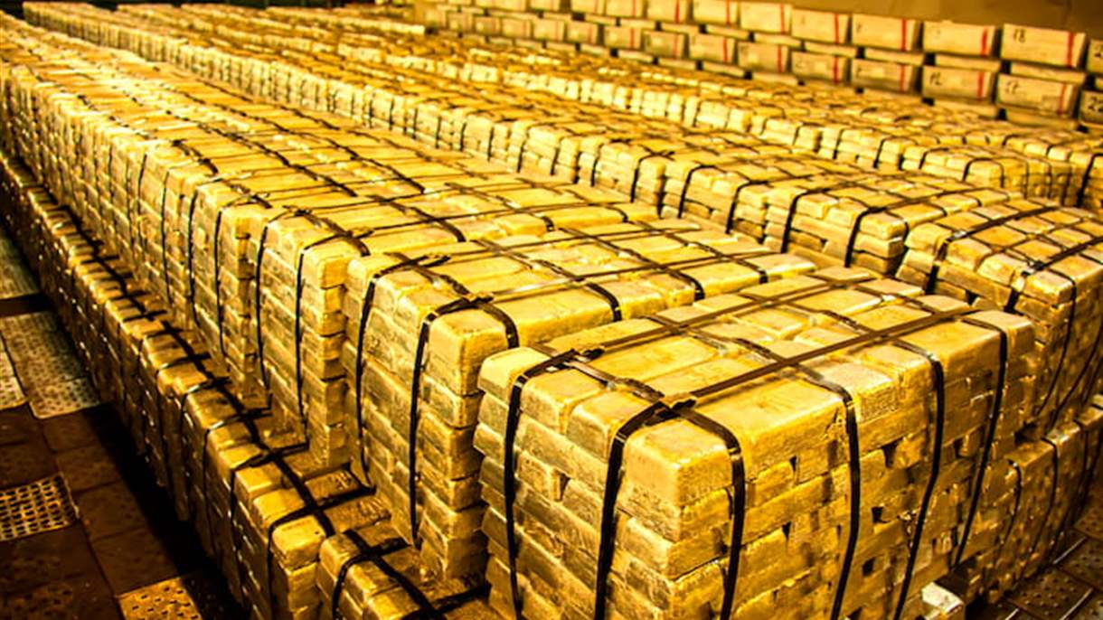 الذهب يقلص مكاسبه والفضة تعاكسه 