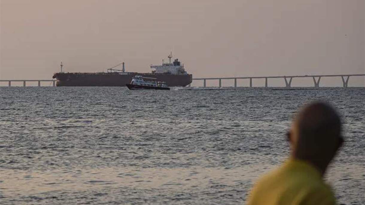 صادرات فنزويلا تعيد النفط إلى مسار الهبوط