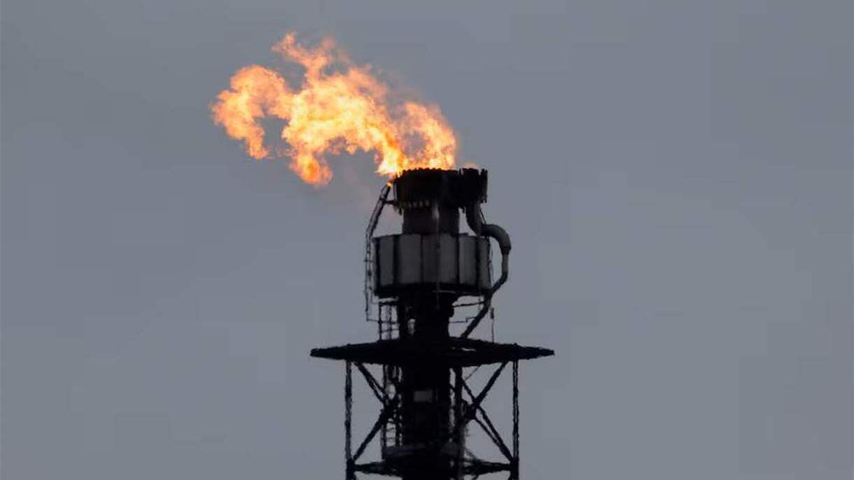 النفط يفقد زخمه مع عودة الإمدادات إلى الواجهة