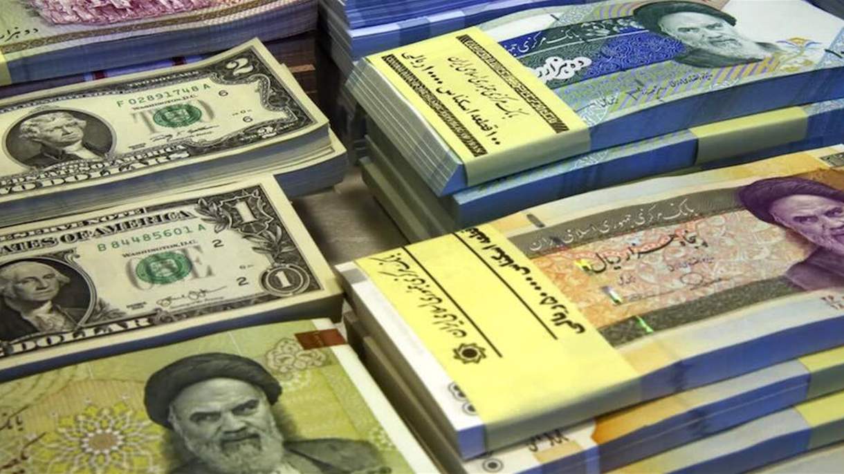 انهيار غير مسبوق لسعر العملة الإيرانية 