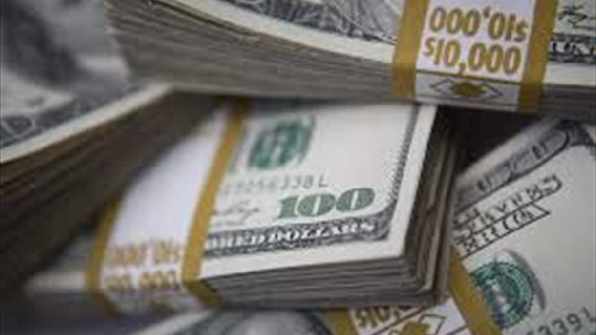 المخاطر تتفاقم.. كيف يرى بنك باركليز مستقبل الدولار؟