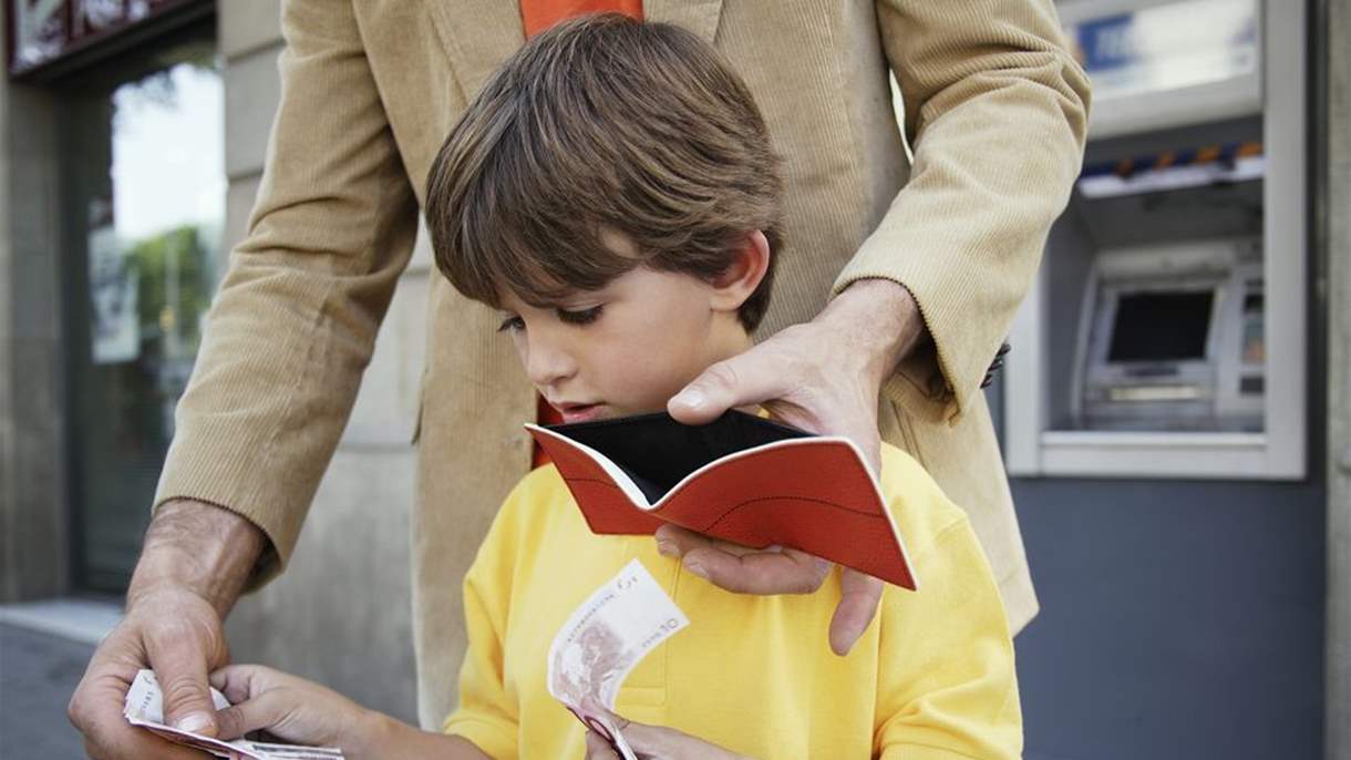  5 أخطاء مالية يدمر بها الآباء حياة أبنائهم