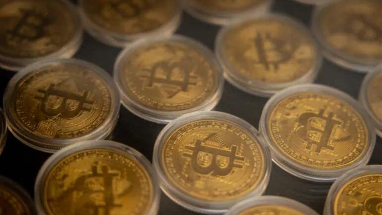 ضغوط جيوسياسية تدفع العملات المشفرة إلى التراجع