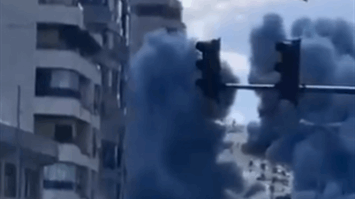 بالفيديو – غارة عنيفة على فرع للقرض الحسن في الضاحية