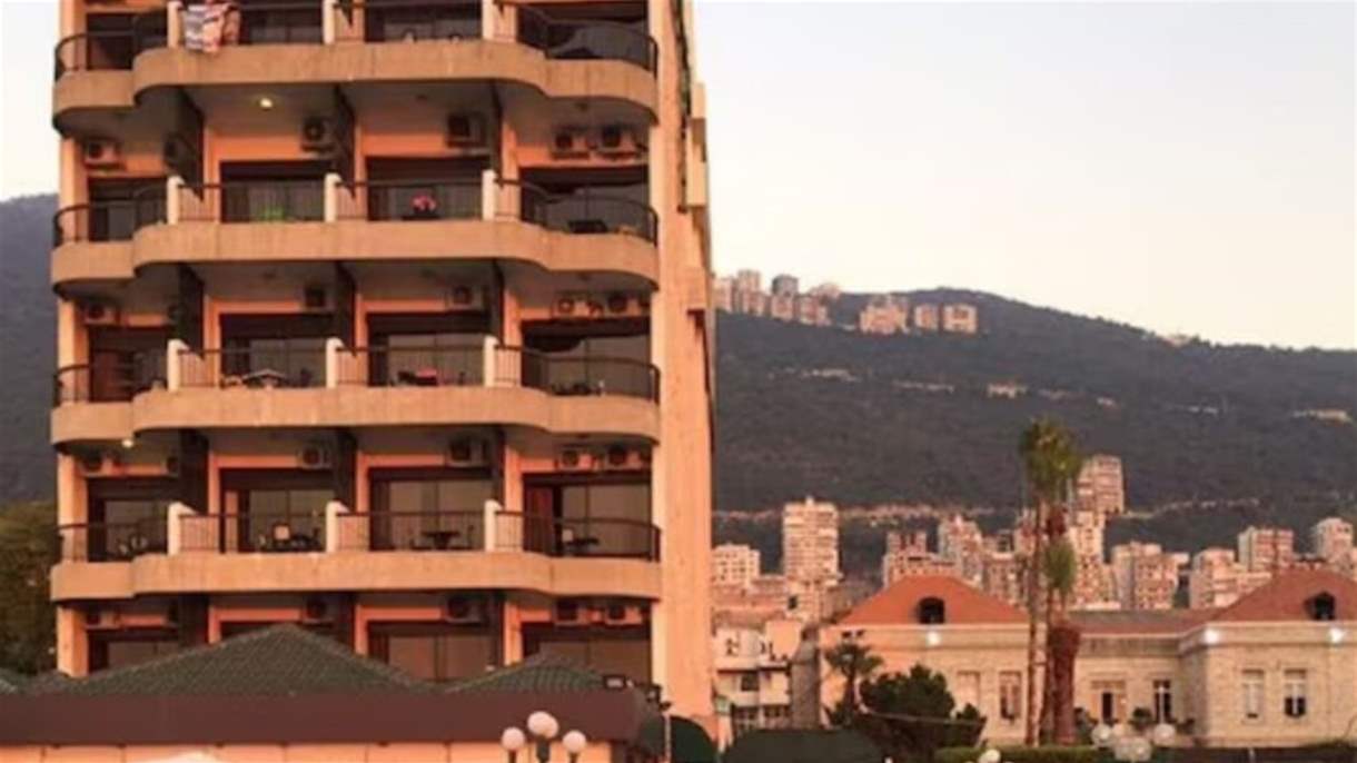 ذعر وإخلاء.. ما الذي يحصل في محيط فندق Holiday Suites  