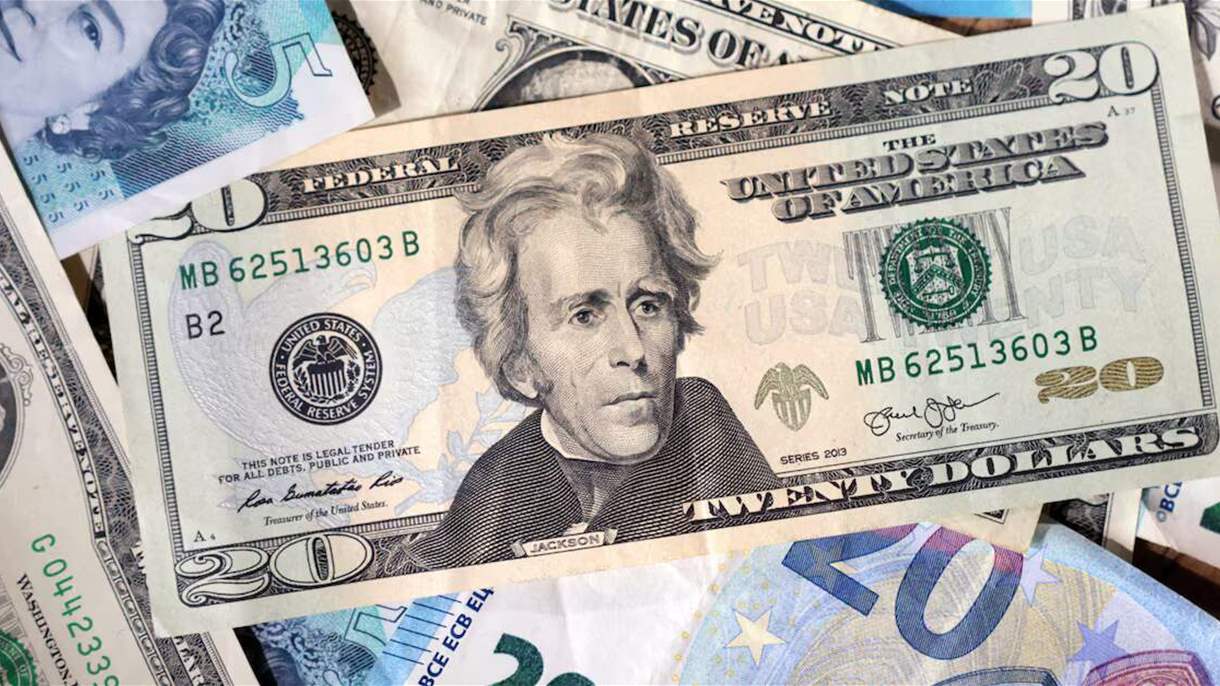 الدولار يواصل الهبوط