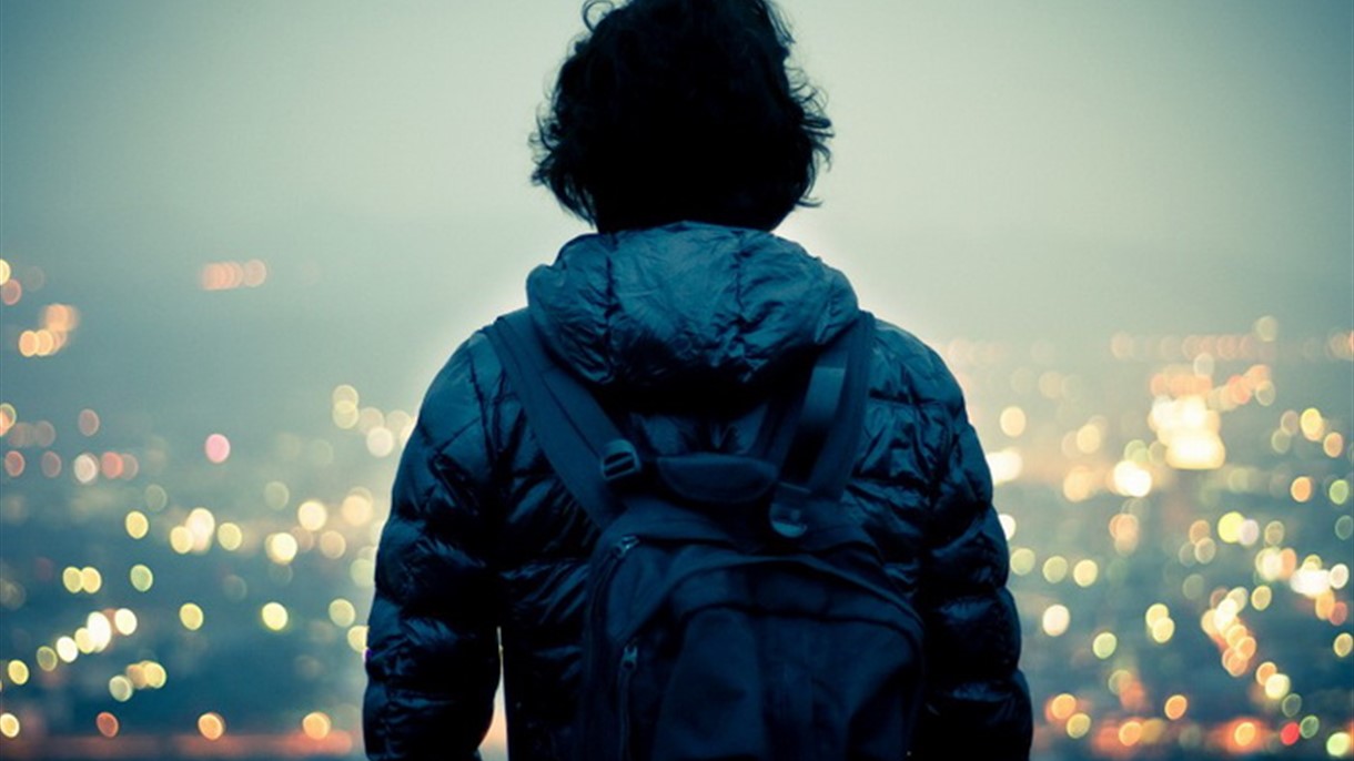 تجارب تحصل مع من يسافر لوحده